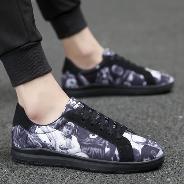 Χρωματιστά άνδρες πάνινα παπούτσια σε μαύρο, κόκκινο και μπλε