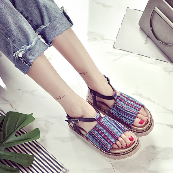 σανδάλια και παντόφλες σε δύο χρώματα όμορφες κυρίες