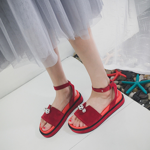 σανδάλια όμορφες κυρίες με υψηλή πλατφόρμα με μεταλλικές σφαίρες