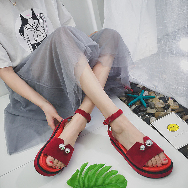 σανδάλια όμορφες κυρίες με υψηλή πλατφόρμα με μεταλλικές σφαίρες