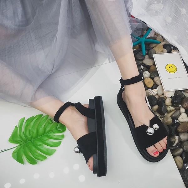 σανδάλια όμορφες κυρίες με υψηλή πλατφόρμα με μεταλλικές σφαίρες