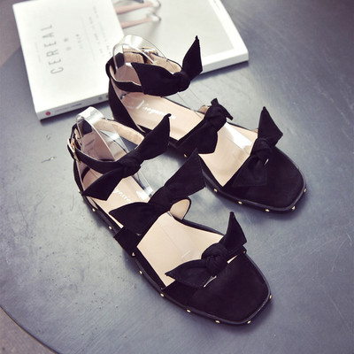 Οι γυναίκες σανδάλια με κορδέλα, ελαφρώς επισήμανε, ροζ και μαύρο