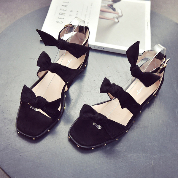 Οι γυναίκες σανδάλια με κορδέλα, ελαφρώς επισήμανε, ροζ και μαύρο