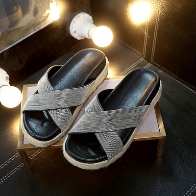 Γυαλιστερές γυναικείες παντόφλες με σταυρωμένακορδόνια