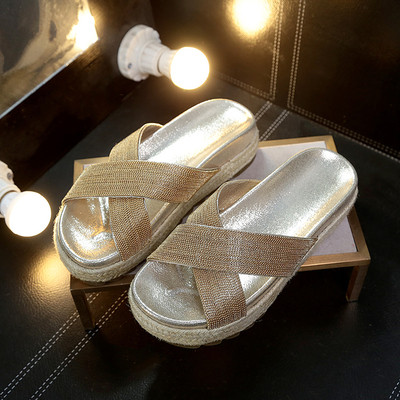 Γυαλιστερές γυναικείες παντόφλες με σταυρωμένακορδόνια