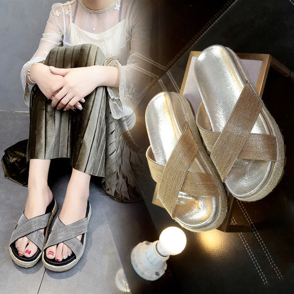 Γυαλιστερές γυναικείες παντόφλες με σταυρωμένακορδόνια