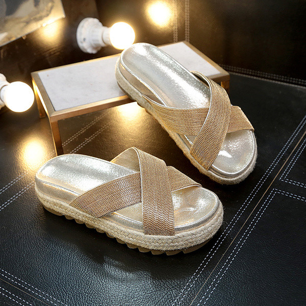 Γυαλιστερές γυναικείες παντόφλες με σταυρωμένακορδόνια