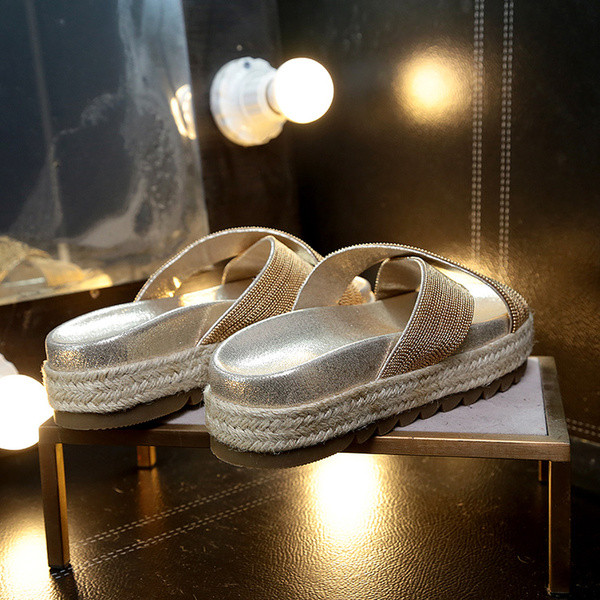 Γυαλιστερές γυναικείες παντόφλες με σταυρωμένακορδόνια