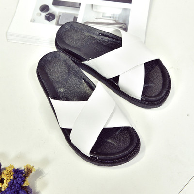 Γυναικείες παντόφλες με σταυροειδείς ιμάντες σε μαύρο και άσπρο χρώμα