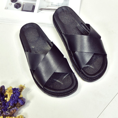 Γυναικείες παντόφλες με σταυροειδείς ιμάντες σε μαύρο και άσπρο χρώμα