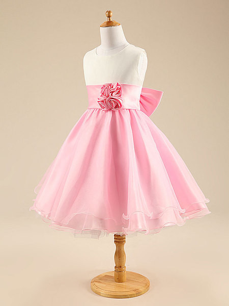 Πολύ όμορφο και κομψό φόρεμα για τα παιδιά κορίτσι με όμορφη κορδέλα