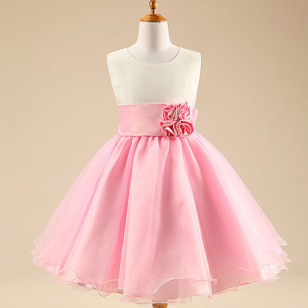 Πολύ όμορφο και κομψό φόρεμα για τα παιδιά κορίτσι με όμορφη κορδέλα