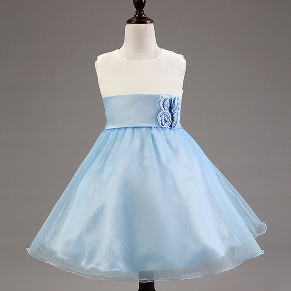 Πολύ όμορφο και κομψό φόρεμα για τα παιδιά κορίτσι με όμορφη κορδέλα