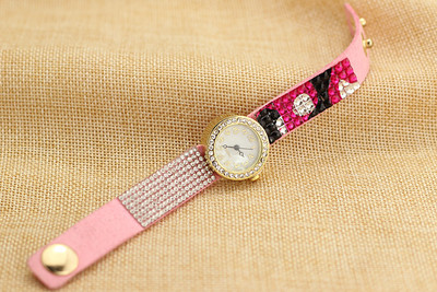 Ένα ενδιαφέρον γυναικείο ρολόι με πολλά όμορφα βότσαλα στην αλυσίδα