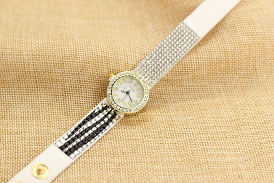 Ένα ενδιαφέρον γυναικείο ρολόι με πολλά όμορφα βότσαλα στην αλυσίδα