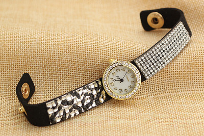 Ένα ενδιαφέρον γυναικείο ρολόι με πολλά όμορφα βότσαλα στην αλυσίδα