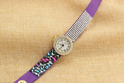 Ένα ενδιαφέρον γυναικείο ρολόι με πολλά όμορφα βότσαλα στην αλυσίδα