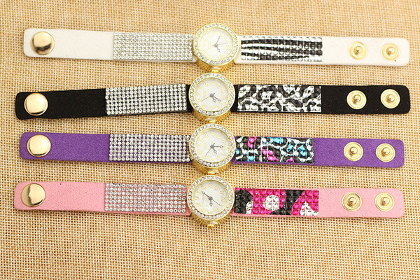 Ένα ενδιαφέρον γυναικείο ρολόι με πολλά όμορφα βότσαλα στην αλυσίδα