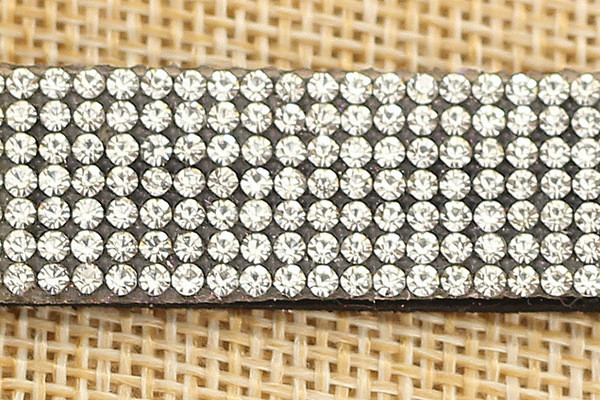 Ένα ενδιαφέρον γυναικείο ρολόι με πολλά όμορφα βότσαλα στην αλυσίδα