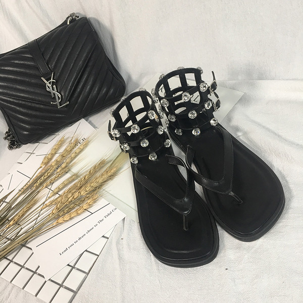 σανδάλια παντόφλες τύπου Μαύρο κυρία είναι διακοσμημένα με πέτρες