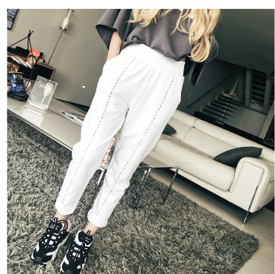 Κομψό κυρίες παντελόνι σε μαύρο και άσπρο κατάλληλο για τη ζωή