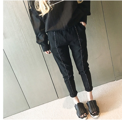 Κομψό κυρίες παντελόνι σε μαύρο και άσπρο κατάλληλο για τη ζωή