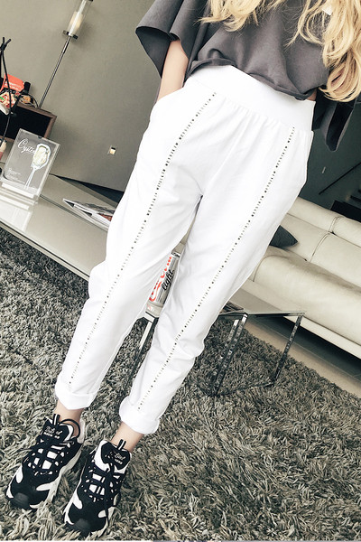 Κομψό κυρίες παντελόνι σε μαύρο και άσπρο κατάλληλο για τη ζωή