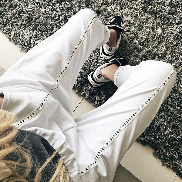 Κομψό κυρίες παντελόνι σε μαύρο και άσπρο κατάλληλο για τη ζωή