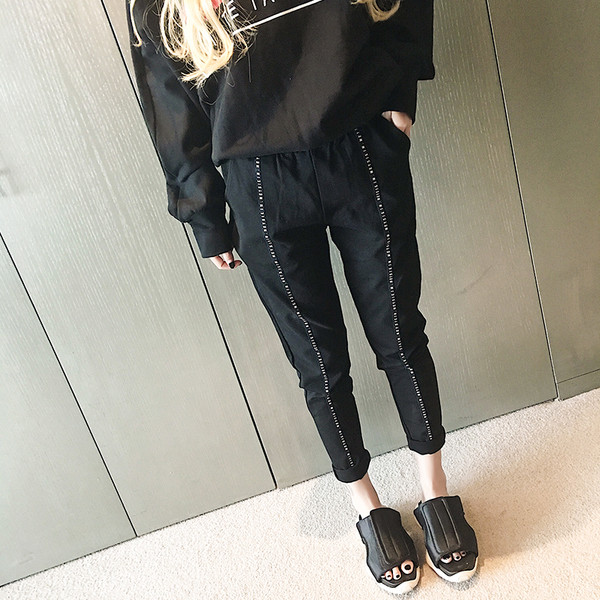 Κομψό κυρίες παντελόνι σε μαύρο και άσπρο κατάλληλο για τη ζωή