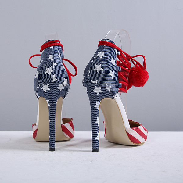 ψηλοτάκουνα παπούτσια Πολύ ενδιαφέρουσα κυρία με μοτίβα της αμερικανικής σημαίας