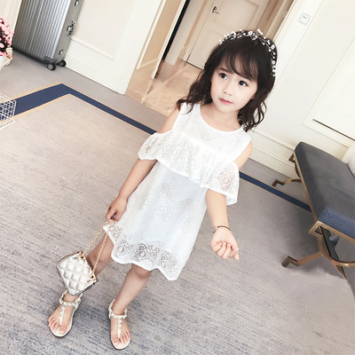 Κομψή παιδιά ντύνονται για τα κορίτσια με τα γυμνά τους ώμους και δαντέλα, λευκό και ροζ