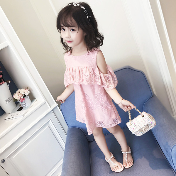 Κομψή παιδιά ντύνονται για τα κορίτσια με τα γυμνά τους ώμους και δαντέλα, λευκό και ροζ