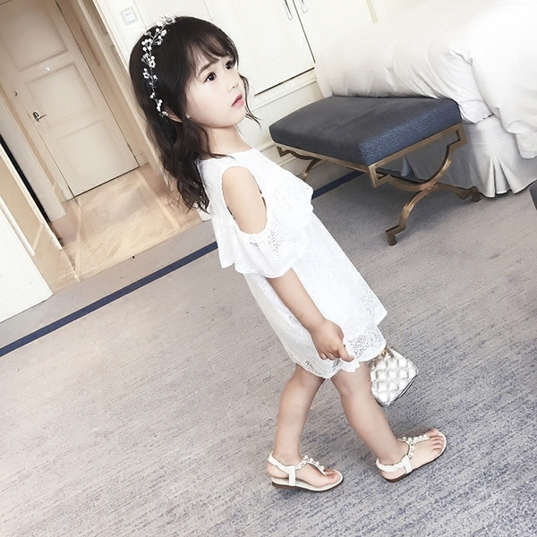 Κομψή παιδιά ντύνονται για τα κορίτσια με τα γυμνά τους ώμους και δαντέλα, λευκό και ροζ