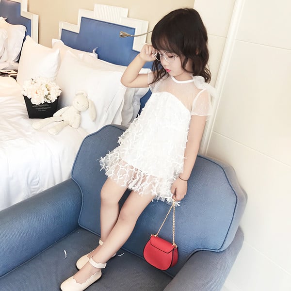 Κομψή παιδιά ντύνονται για τα κορίτσια με ημιδιαφανές τμήμα, σε μαύρο χρώμα