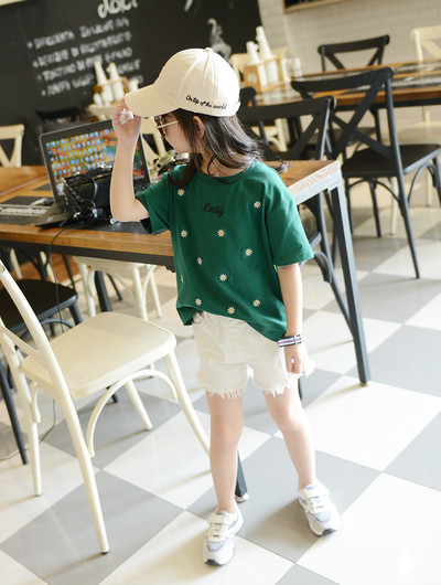 Широка детска блуза за момичета с бродерия в бял и зелен цвятя