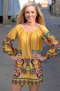 Μεγάλη πολύχρωμο φόρεμα πολύ μεγάλο για τις γυναίκες