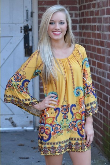 Μεγάλη πολύχρωμο φόρεμα πολύ μεγάλο για τις γυναίκες