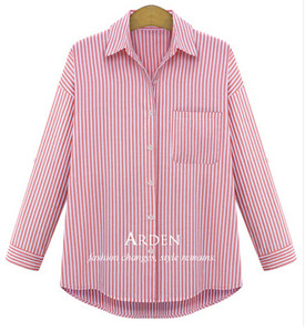 Πολύ ενδιαφέρον κυρίες ριγέ πουκάμισο με όμορφη στάμπα στο πίσω μέρος