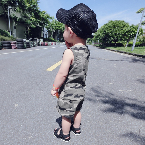 Παιδικό σετ καμουφλάζ για αγόρια - μπλουζάκι και σορτς