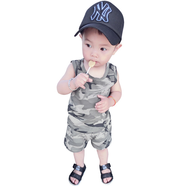 Παιδικό σετ καμουφλάζ για αγόρια - μπλουζάκι και σορτς
