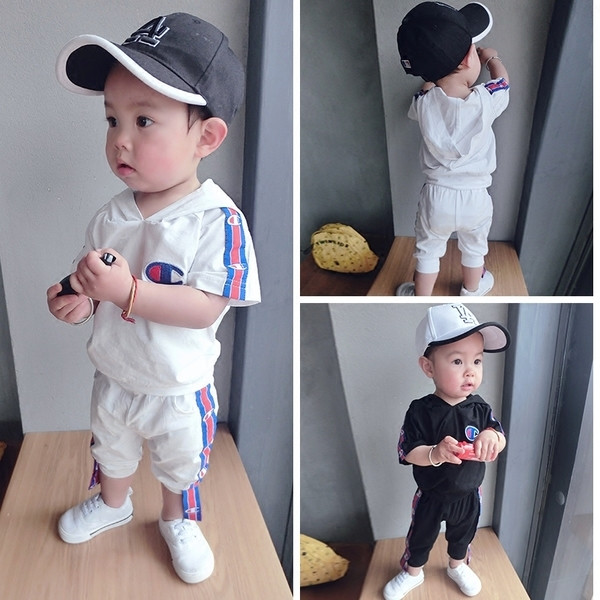 Αθλητικό σετ για αγόρια σε μαύρο και άσπρο - κοντά μανίκια και παντελόνια