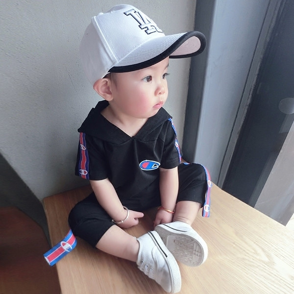 Αθλητικό σετ για αγόρια σε μαύρο και άσπρο - κοντά μανίκια και παντελόνια