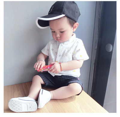 Καλοκαιρινό παιδικό πουκάμισο για αγόρια με κοντό μανίκι σε λευκό, γκρι και μπλε χρώμα