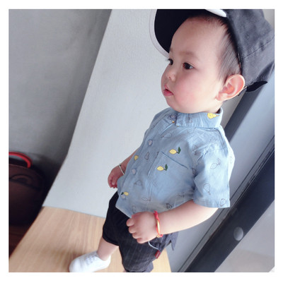 Καλοκαιρινό παιδικό πουκάμισο για αγόρια με κοντό μανίκι σε λευκό, γκρι και μπλε χρώμα