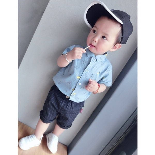 Καλοκαιρινό παιδικό πουκάμισο για αγόρια με κοντό μανίκι σε λευκό, γκρι και μπλε χρώμα