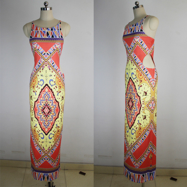 Ενδιαφέρουσες κυρίες φόρεμα με μοτίβα λουλουδιών, λεπτές τιράντες και γυμνή πλάτη