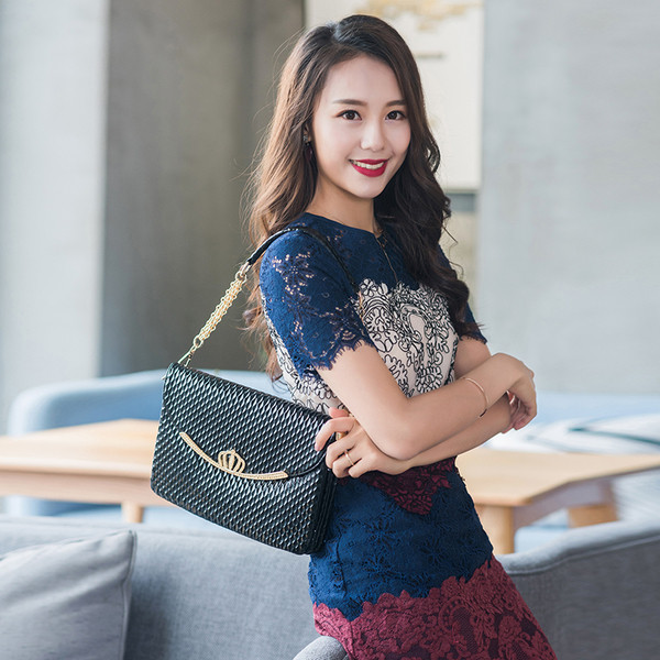 Κομψή τσάντα σε τέσσερα χρώματα με μια λαβή