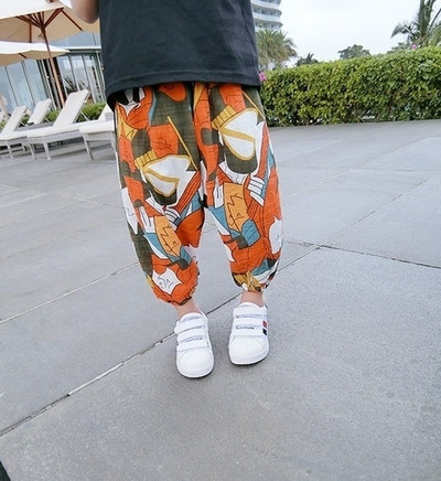 Καλοκαίρι και πολύχρωμα παντελόνια για τα αγόρια και τα κορίτσια σε ένα ευρύ μοντέλο