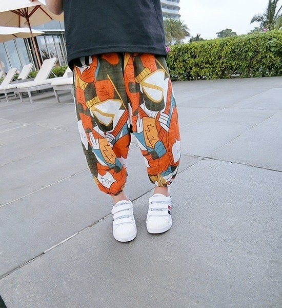 Καλοκαίρι και πολύχρωμα παντελόνια για τα αγόρια και τα κορίτσια σε ένα ευρύ μοντέλο