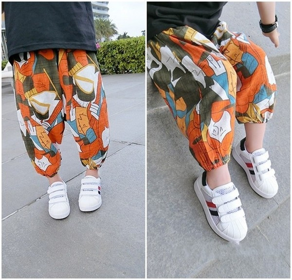 Καλοκαίρι και πολύχρωμα παντελόνια για τα αγόρια και τα κορίτσια σε ένα ευρύ μοντέλο